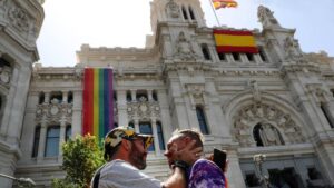 ayuntamiento-de-madrid-iza-la-bandera-del-orgullo-un-paso-hacia-la-inclusion-y-diversidad