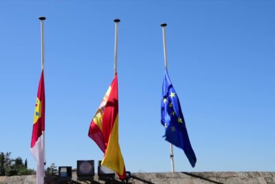 bandera española a media asta